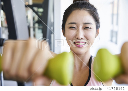 スポーツ ダンベル 若い女性 41726142