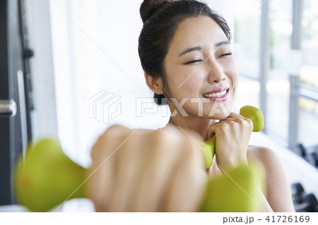 スポーツ ダンベル 若い女性 41726169