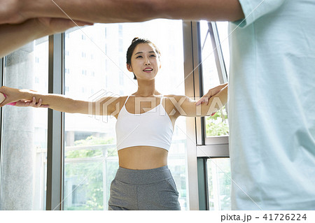 スポーツ 団子ヘア 若い女性 41726224