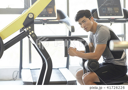 運動 座る 若い男 41726226