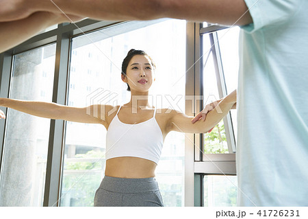 運動 若い女性 腕広げる 41726231