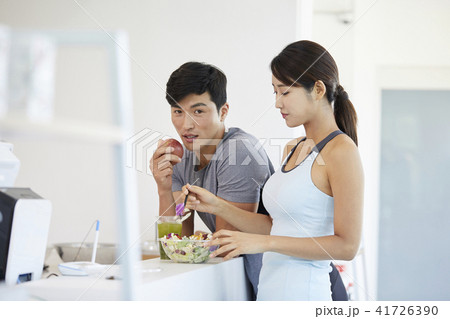 健康 サラダ 若い男 41726390