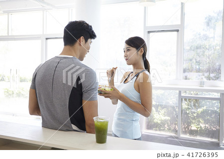 健康 サラダ 若い男 41726395