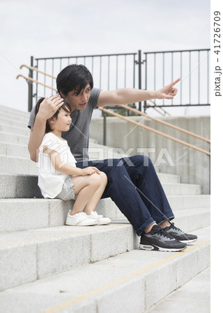 人物、娘、父親、家族、ファミリー、仲良し、男性、女の子、子供、パパ、お父さん、父、親子、ポートレート 人物、娘、父親、家族、ファミリー、仲良し、男性、女の子、子供、パパ、お父さん、父、親子、ポートレート 41726709