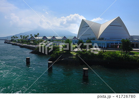 鹿児島県鹿児島市　桜島フェリー上　鹿児島水族館　桜島遠望 41726780