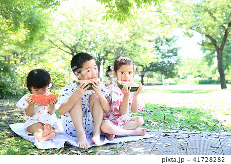 スイカを食べるこども 41728282