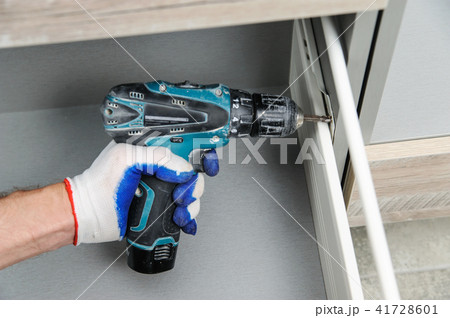 Installation of kitchen. 41728601