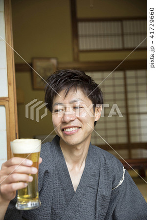 古民家でビールを美味しそうに見つめる甚平姿の男性 古民家でビールを美味しそうに見つめる甚平姿の男性 41729660