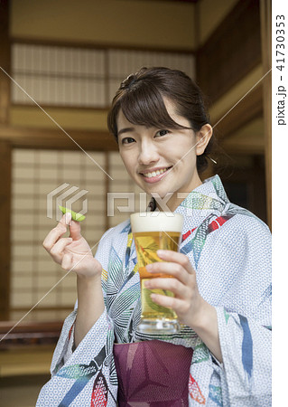 古民家でビールを持つ浴衣姿の女性 41730353