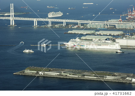 ゴールデンウイークの横浜港大さん橋 41731662