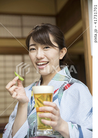 古民家でビールを持つ浴衣姿の女性 古民家でビールを持つ浴衣姿の女性 41731701