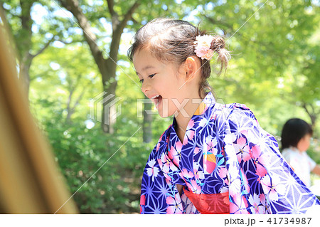 浴衣を着た女の子の写真素材