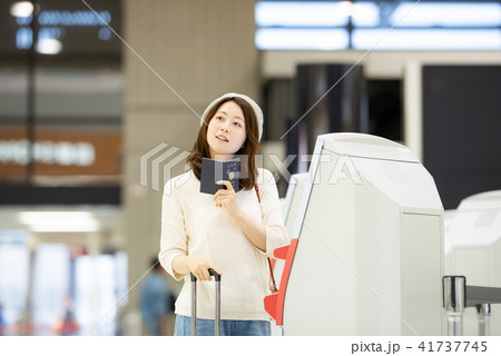 空港　旅行　女性　撮影協力：成田空港 41737745