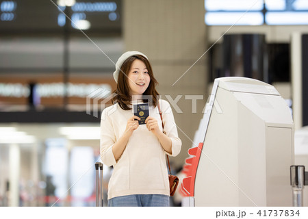 空港　旅行　女性　撮影協力：成田空港 41737834
