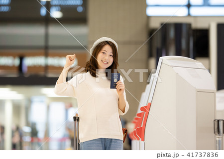 空港 旅行 女性 撮影協力:成田空港 空港 旅行 女性 撮影協力:成田空港 41737836