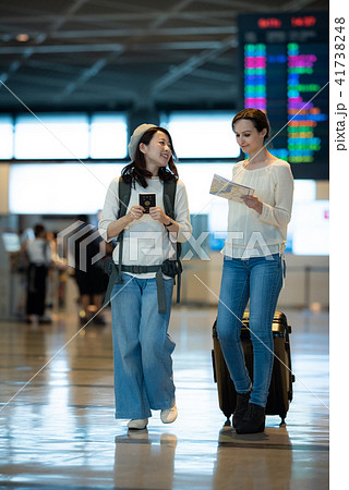 旅行　空港　女性　撮影協力：成田空港 41738248
