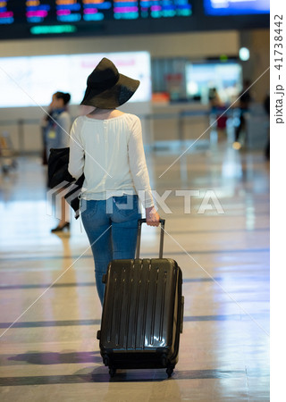 旅行 空港 外国人女性 撮影協力 成田空港の写真素材