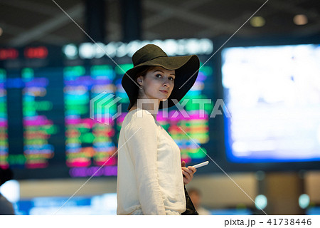 旅行　空港　外国人女性　撮影協力：成田空港 41738446