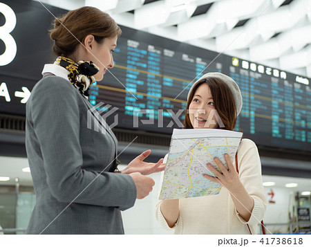 空港　旅行　女性　撮影協力：成田空港 41738618