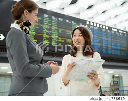 空港　旅行　女性　撮影協力：成田空港 41738619