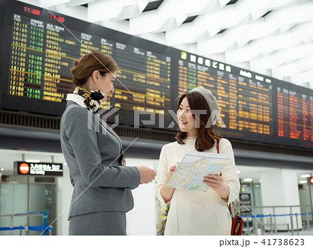 空港　旅行　女性　撮影協力：成田空港 41738623