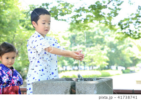 水を飲む子ども 水を飲む子ども 41738741