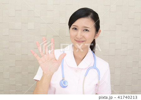 ストップのジェスチャーをする看護師 ストップのジェスチャーをする看護師 41740213