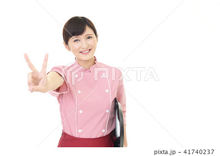 喜ぶウェイトレス 41740237