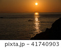 和歌山の白崎海洋公園でキャンプした時の夕陽をたくさんの人が眺めています。 41740903