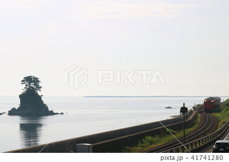 美しい雨晴海岸と氷見線 41741280