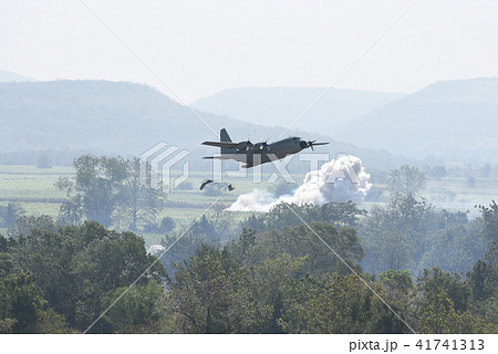Fly the transport machine with C 130. Fly the transport machine with C 130. 41741313
