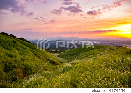 南阿蘇　俵山ロードの夕日 Sunset at Minami Aso tawarayama Road 41742544