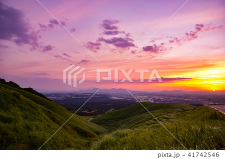 南阿蘇　俵山ロードの夕日 Sunset at Minami Aso tawarayama Road 41742546