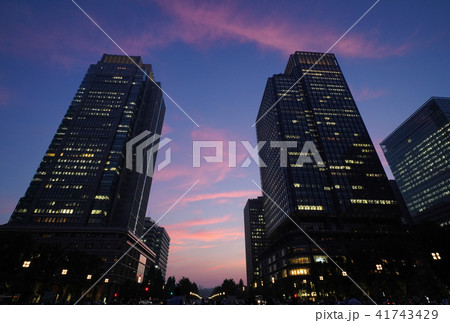日本の東京都市景観　東京駅前（東京駅丸の内駅前広場）から見る高層ビル群 41743429