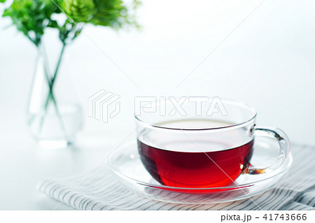 ガラスのティーカップと紅茶 41743666