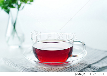 ガラスのティーカップと紅茶の写真素材