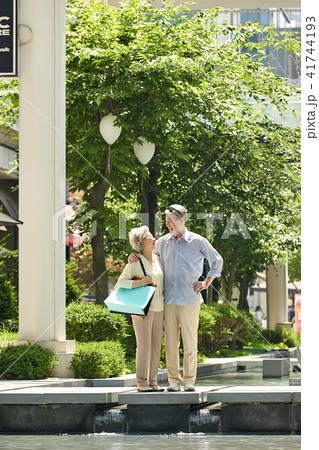 人物 デート 散歩 41744193