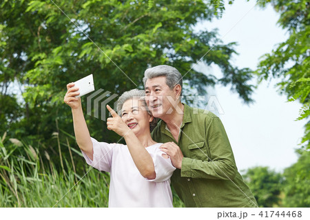 人物 デート 散歩 41744468