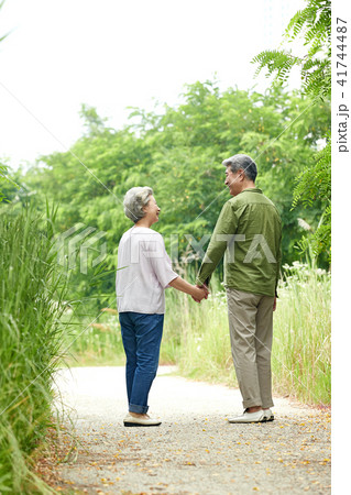 人物 デート 散歩 41744487