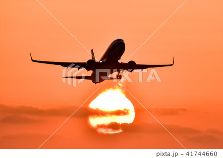 飛行機 夕日と飛行機シルエット Sunset and airplane silhouette 飛行機 夕日と飛行機シルエット Sunset and airplane silhouette 41744660