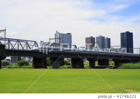 6月 武蔵小杉53武蔵小杉高層ビル群 新幹線と多摩川丸子橋緑地の写真素材