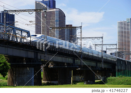 6月　武蔵小杉59武蔵小杉高層ビル群・新幹線と多摩川丸子橋緑地 41746227