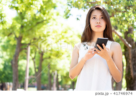 スマートフォンを使う女性 41746974