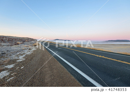 朝霧のかかったアメリカ大陸の真っ直ぐな一本道 朝霧のかかったアメリカ大陸の真っ直ぐな一本道 41748353