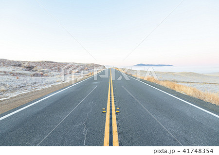 朝霧のかかったアメリカ大陸の真っ直ぐな一本道 41748354