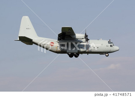 青空を飛行する海上自衛隊のC-130Rハーキュリーズ輸送機 41748571