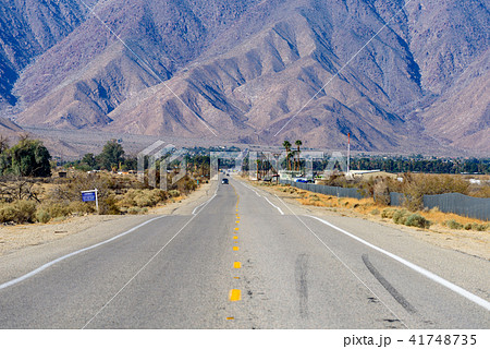 アメリカ大陸の真っ直ぐな一本道 41748735