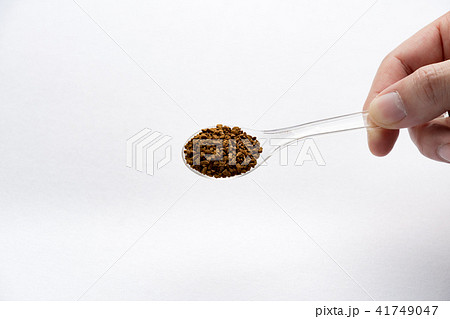 インスタントコーヒーを淹れるシーン 41749047