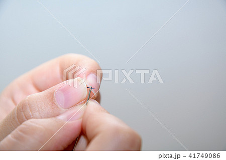 針に糸を通すシーン 針に糸を通すシーン 41749086