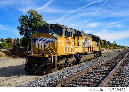 アメリカ大陸を横断する長距離貨物列車の機関車の写真素材